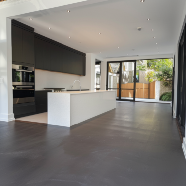 Interior de cocina moderna de vivienda Casas24H